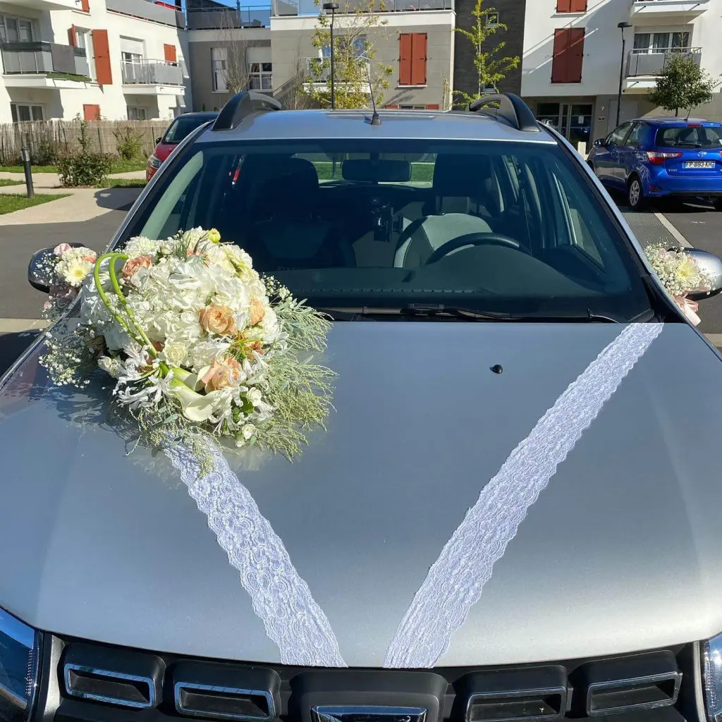 Décoration de voiture de mariage avec des fleurs
