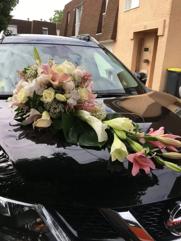 Décoration de voiture de mariage avec des fleurs