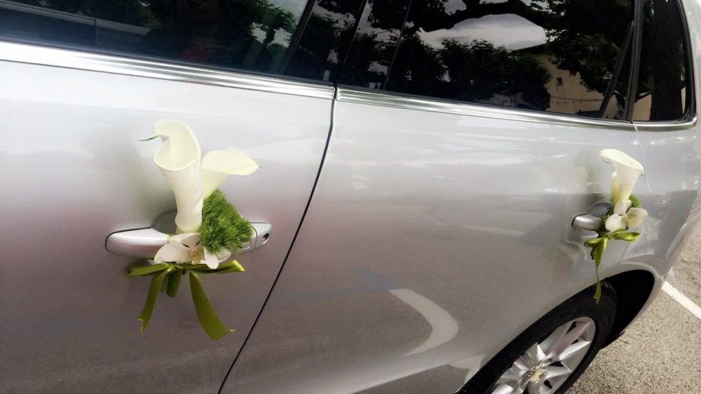Décoration de voiture de mariage avec des fleurs